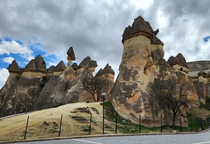 Paşabağları Keşişler Vadisi’nde yükselen şapkalı ve çok başlı peribacaları, Kapadokya’nın en dikkat çekici kaya oluşumları arasında yer alır